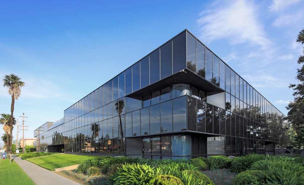 More Photos Of 16600 Sherman Way, Van Nuys Office For Lease