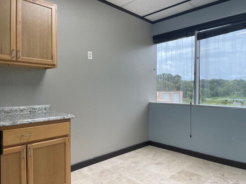 More Photos Of 722 Fairmont Pky, Pasadena Light Manufacturing For Lease