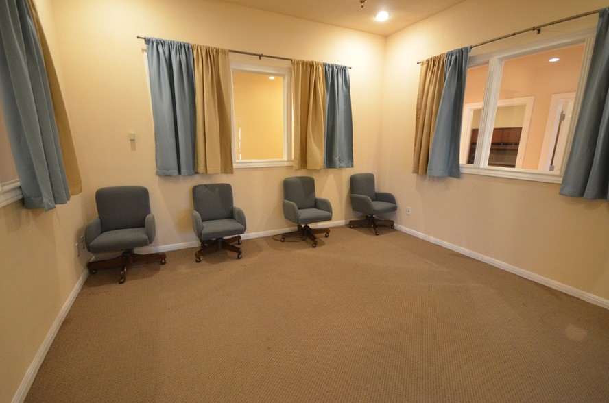 More Photos Of 636 W Front St, Hutto Flex For Lease