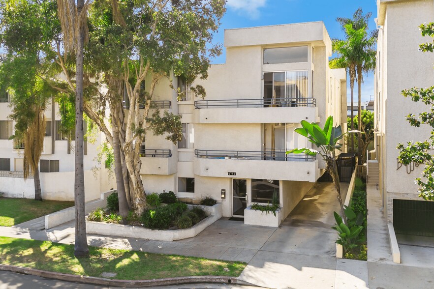 Primary Photo Of 1751 S Bentley Ave, Los Angeles Apartments For Sale