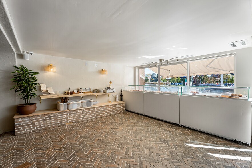 More Photos Of 3009 St Notre-Dame O, Montréal Restaurant For Sale