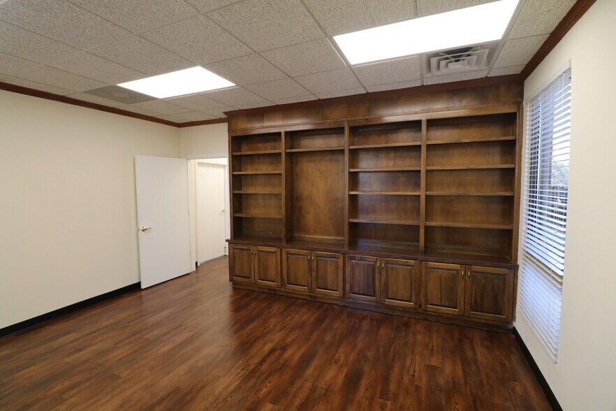 More Photos Of 297 Industrial Park Dr, Lawrenceville Warehouse For Lease