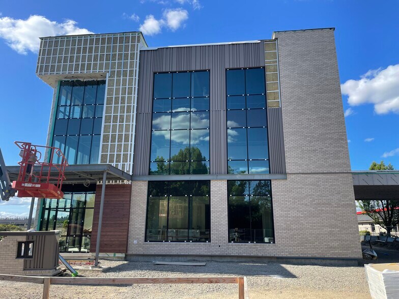 More Photos Of 2951 Stacy Allison Way, Woodburn Office For Lease