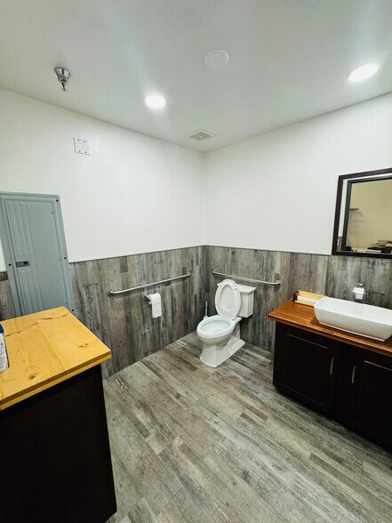 More Photos Of 17600-17722 Murphy Pky, Lathrop Warehouse For Sale