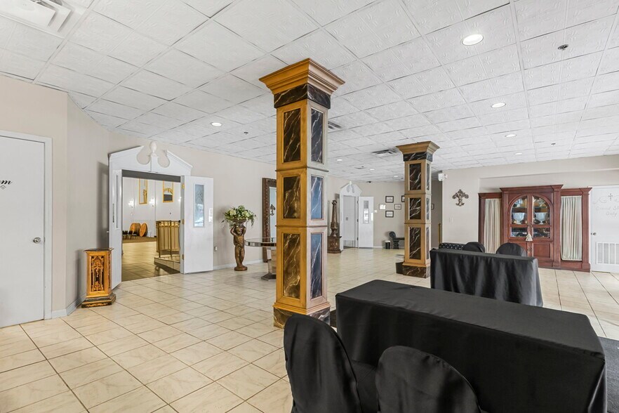 More Photos Of 138 E Market St, New Albany Lodge Meeting Hall For Sale