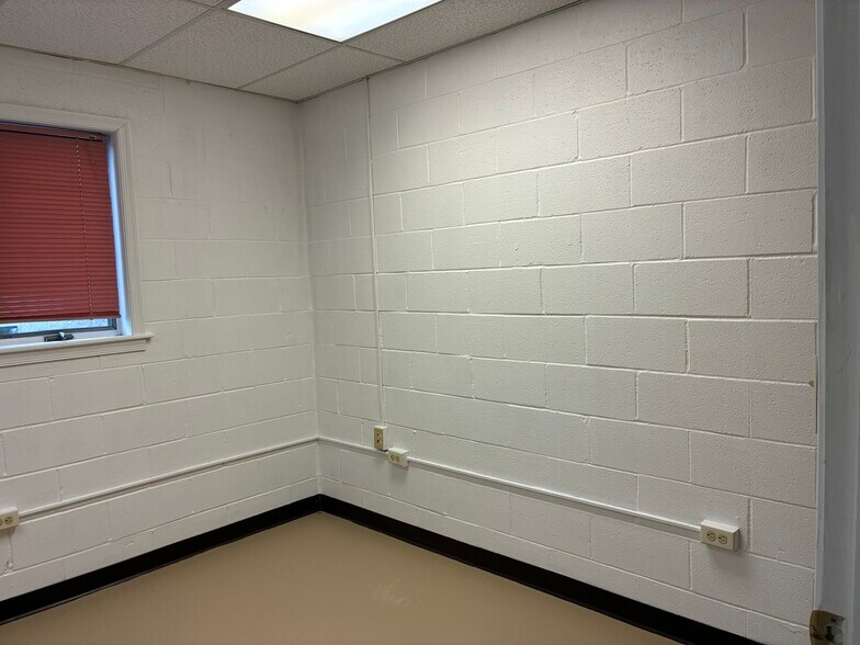 More Photos Of 1006 S Main St, Chambersburg Service Station For Lease