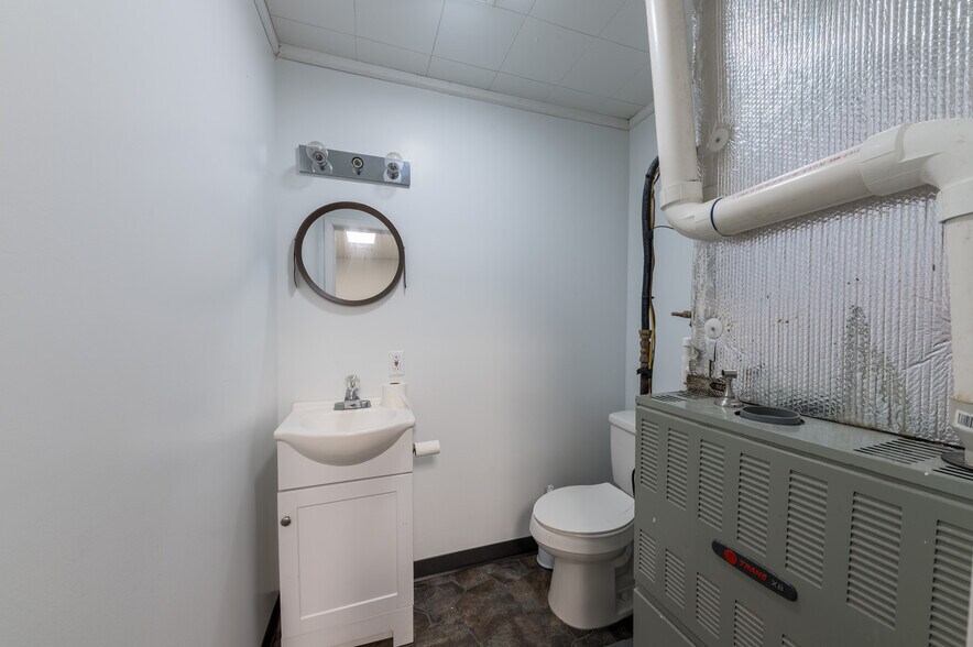 More Photos Of 422 E Main St, Kingwood Storefront For Lease