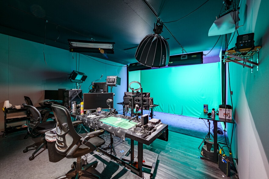 More Photos Of 6860 Lexington Ave, Los Angeles Loft Creative Space For Sale