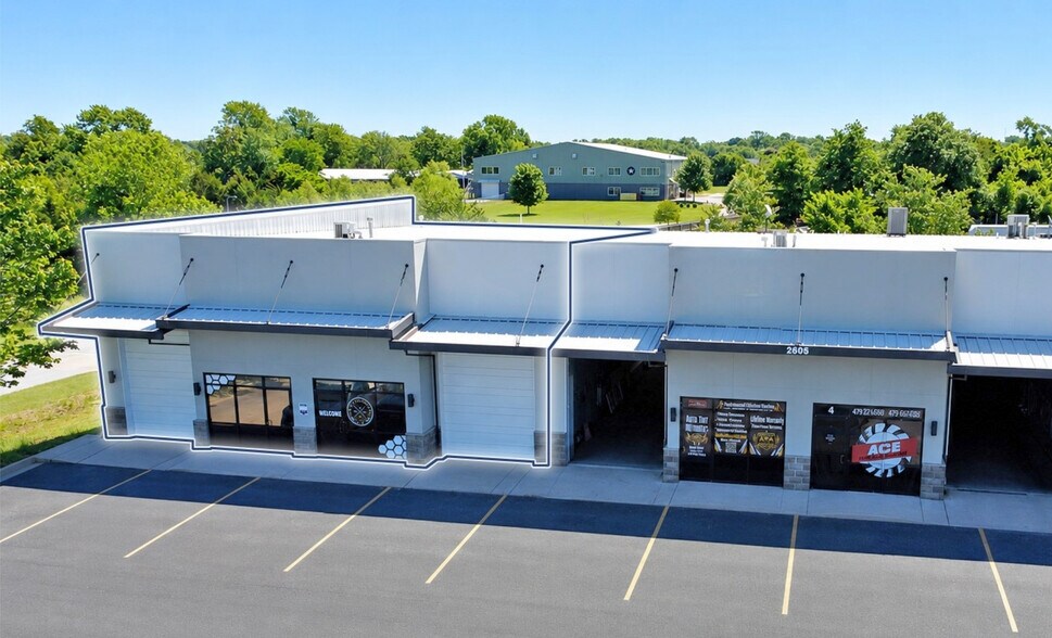 More Photos Of 2605 W Storage Parkway Rd, Rogers Flex For Lease