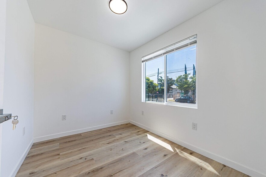 More Photos Of 4626 Wall St, Los Angeles Apartments For Sale