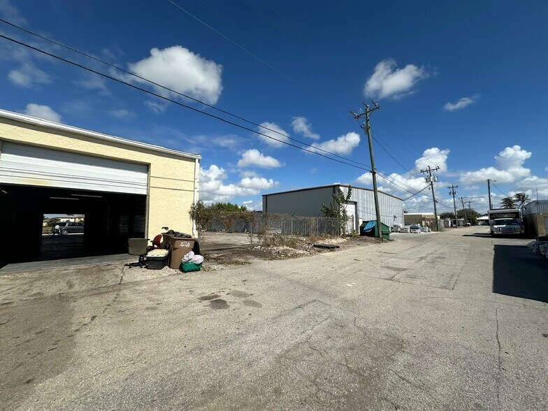 More Photos Of 1002 SE 9th St, Cape Coral Service For Lease