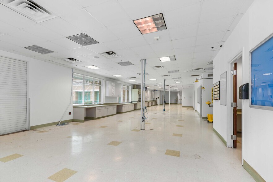 More Photos Of 202 N Texas Ave, Webster Medical For Lease