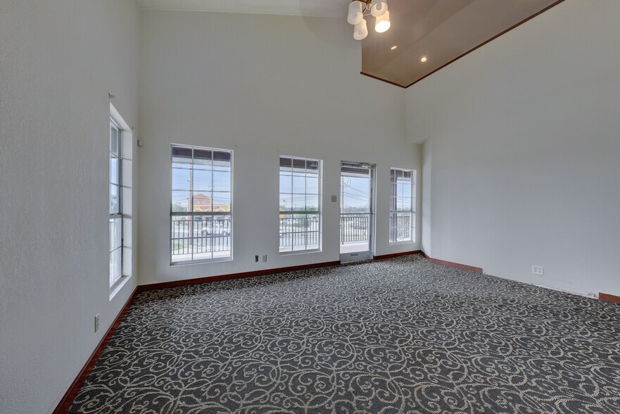 More Photos Of 5107 Monaco Cir, San Antonio Office For Sale