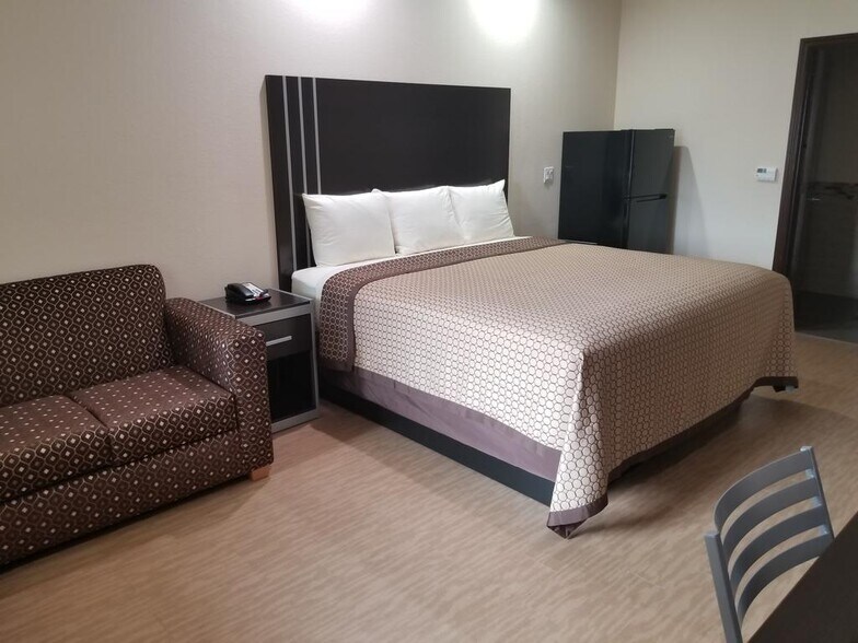 More Photos Of 5525 7th St, Bay City Hotel For Sale