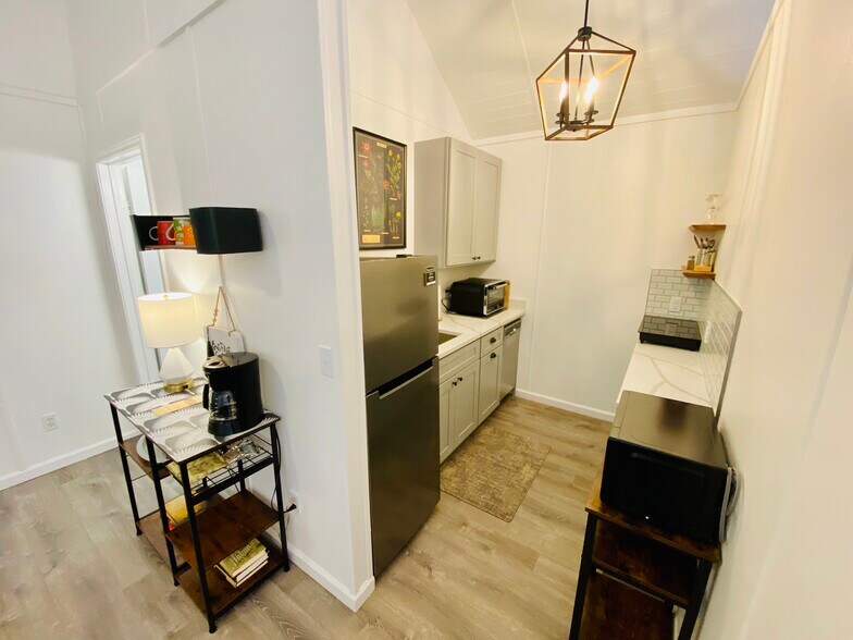 More Photos Of 104 Scudder Ln, Wimberley Hotel For Sale