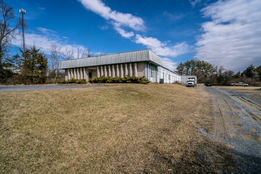 More Photos Of 52 Mid Valley Ln, Verona Warehouse For Lease