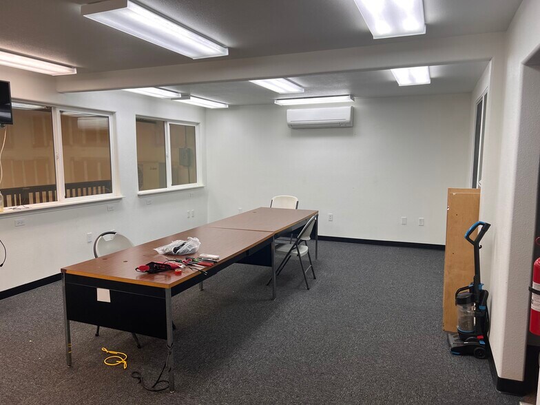 More Photos Of 94-1388 Moaniani St, Waipahu Light Distribution For Lease