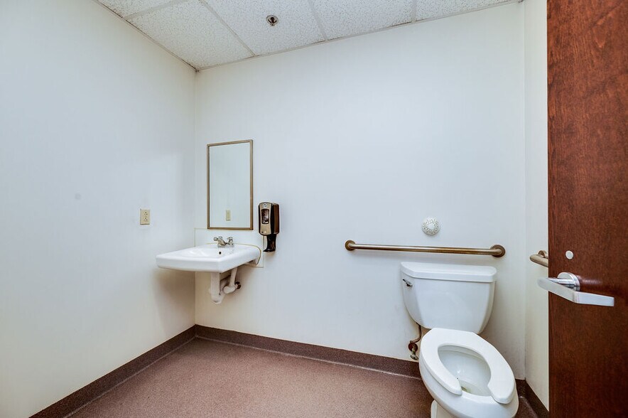 More Photos Of 722 Cherry St, Reading Storefront Retail Office For Lease