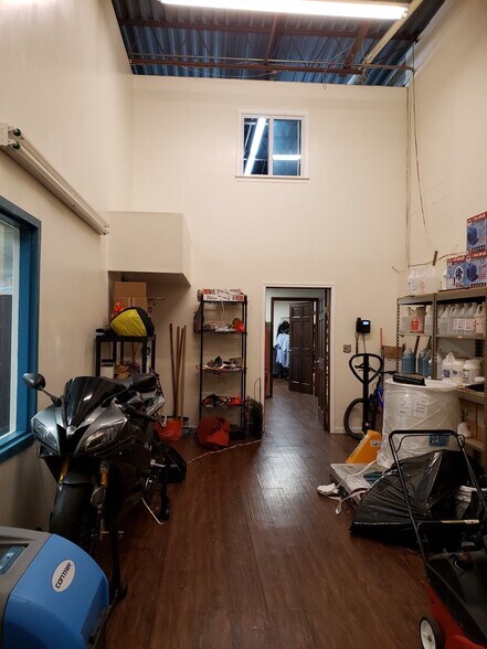 More Photos Of 4926-4950 Eisenhower Ave, Alexandria Light Distribution For Lease