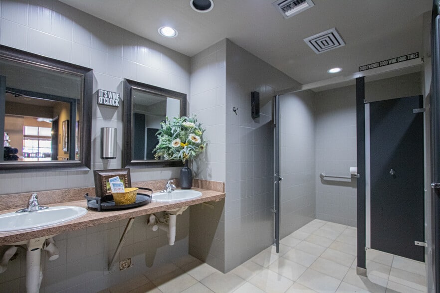 More Photos Of 104 Macomb Pl, Mount Clemens Restaurant For Sale