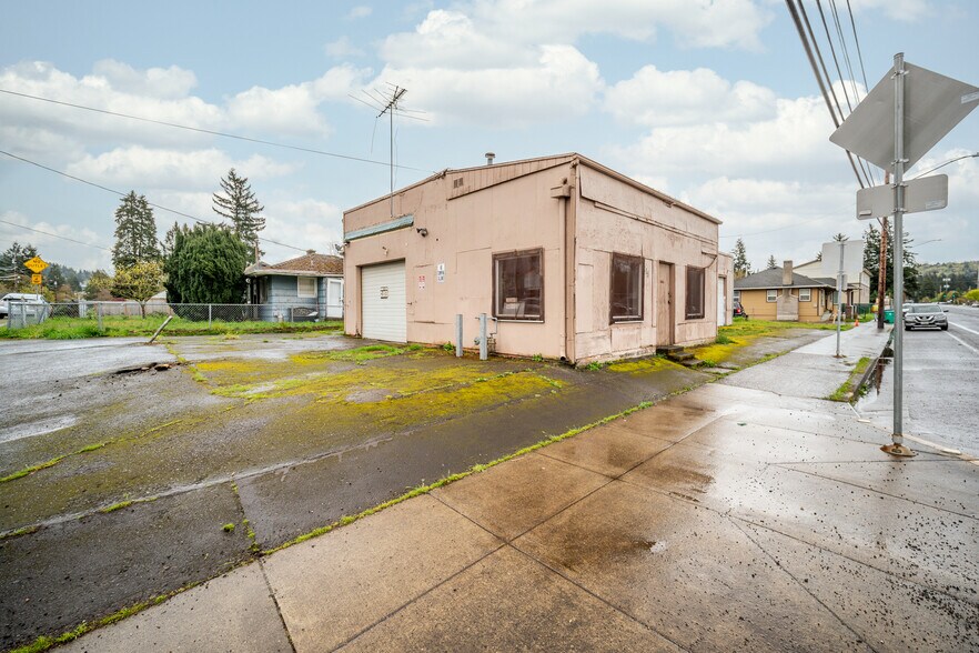 More Photos Of 5002 SE 122nd Ave, Portland Flex For Sale