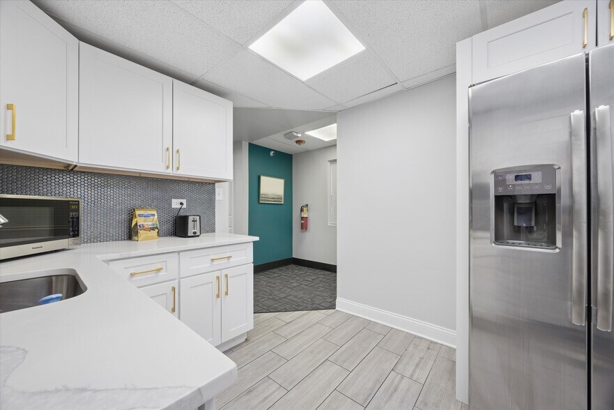 More Photos Of 5117 Main St, Downers Grove Storefront Retail Office For Lease