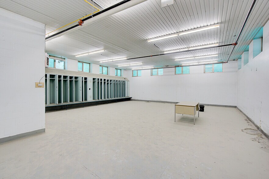 More Photos Of 1375 Rue Brouillette, Saint-hyacinthe Manufacturing For Lease