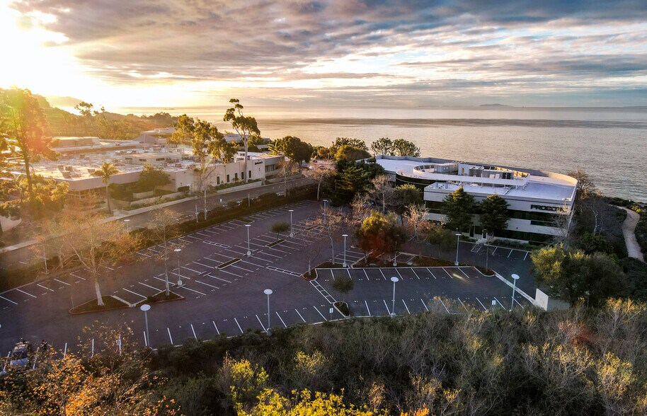 More Photos Of 6307 Carpinteria Ave, Carpinteria Loft Creative Space For Lease