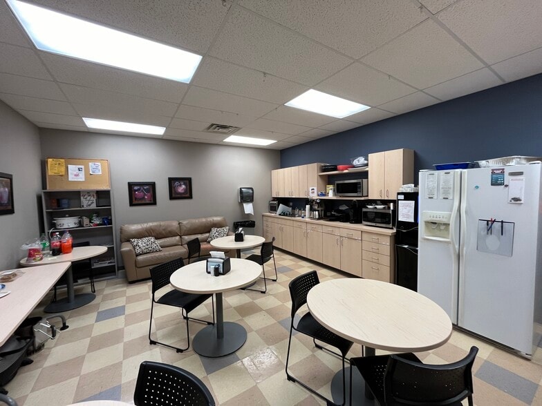 More Photos Of 3202 13th Ave S, Fargo Storefront For Lease