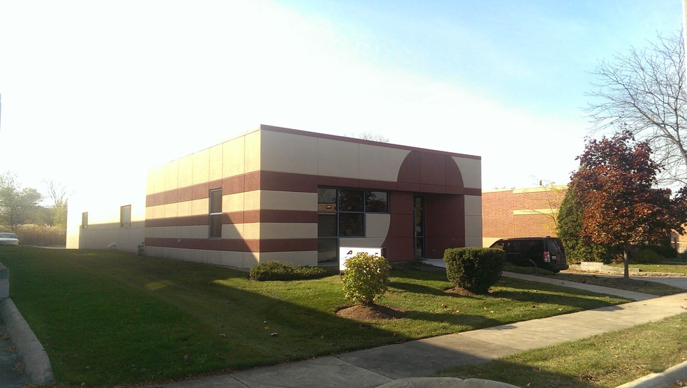 Primary Photo Of 3901 Grove Ave, Gurnee Warehouse For Lease