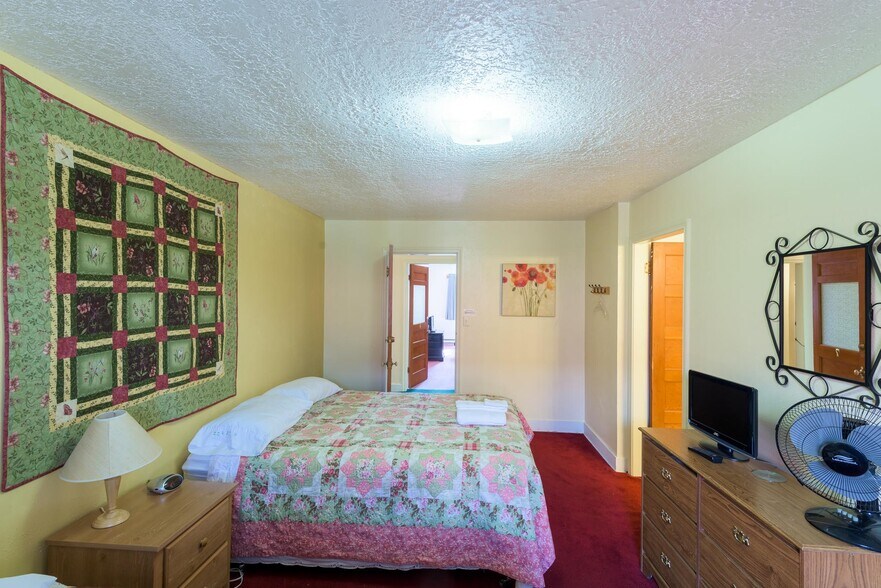 More Photos Of 21 E Pine, Pinedale General Retail For Sale