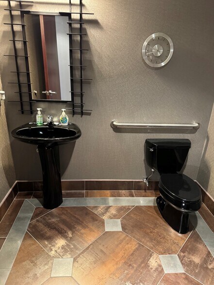 More Photos Of 7226 Lee Deforest Dr, Columbia Medical For Sale