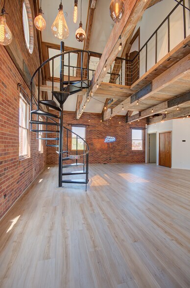 More Photos Of 1000 S Hamilton St, Lockport Loft Creative Space For Sale