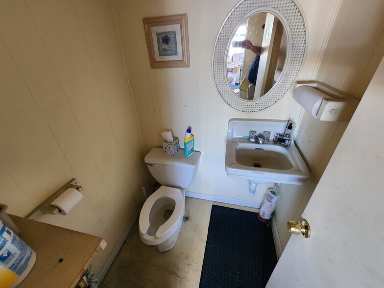 More Photos Of 1303 E Main St, Robinson Storefront Retail Office For Sale