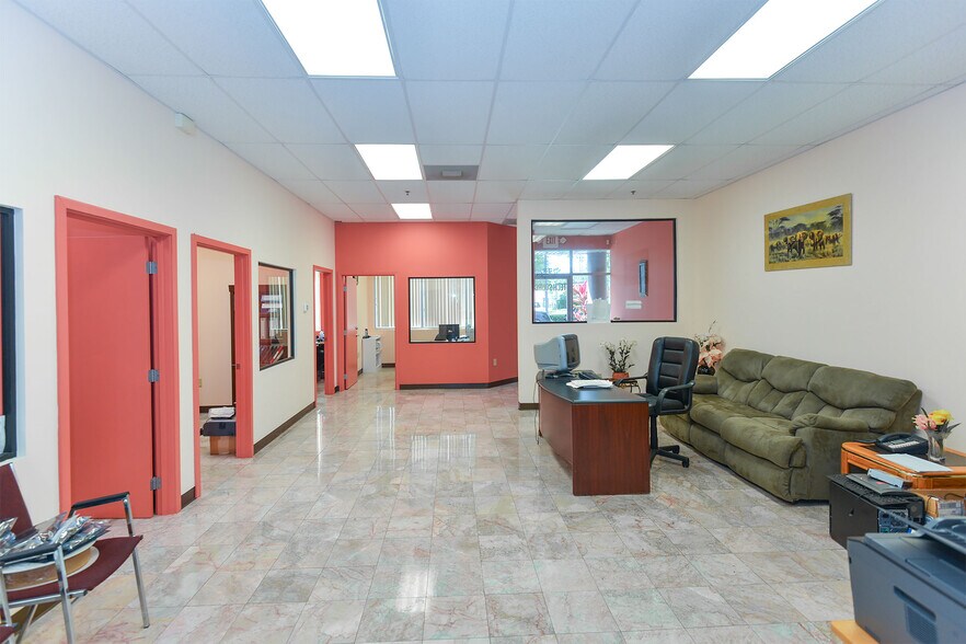 More Photos Of 7751 Kingspointe Pky, Orlando Light Distribution For Lease