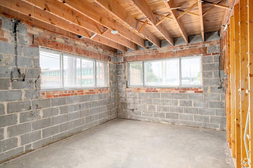 More Photos Of 111 W Lincoln St, Belleville Office For Sale
