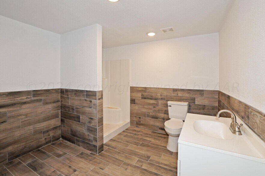 More Photos Of 718 Stateline Rd, Farwell Warehouse For Sale