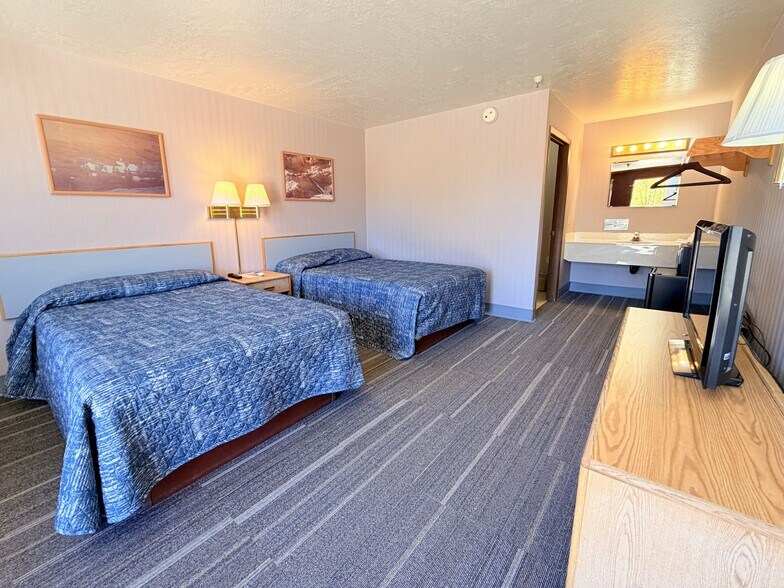 More Photos Of 380 W Main St, Escalante Hotel For Sale