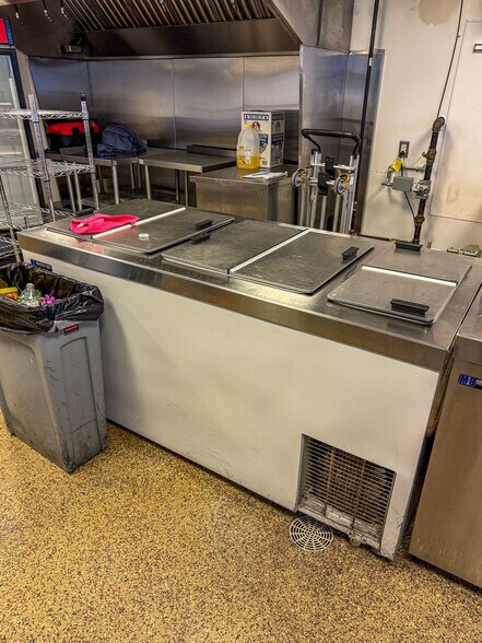 More Photos Of 150 Chelsea Harbor Dr, Norwich Restaurant For Lease