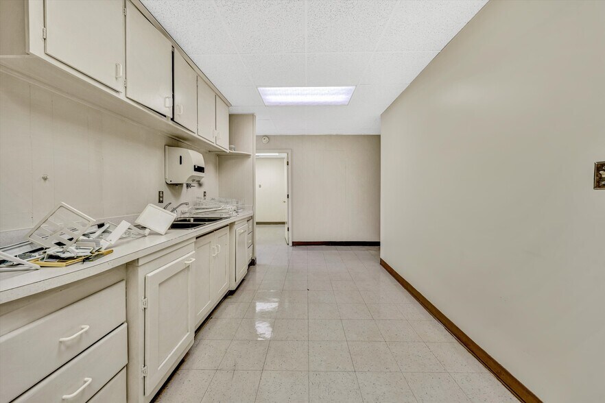 More Photos Of 1930 Braeburn Dr, Salem Medical For Sale