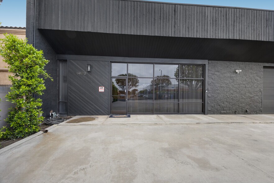More Photos Of 14128 Paramount Blvd, Paramount Warehouse For Sale