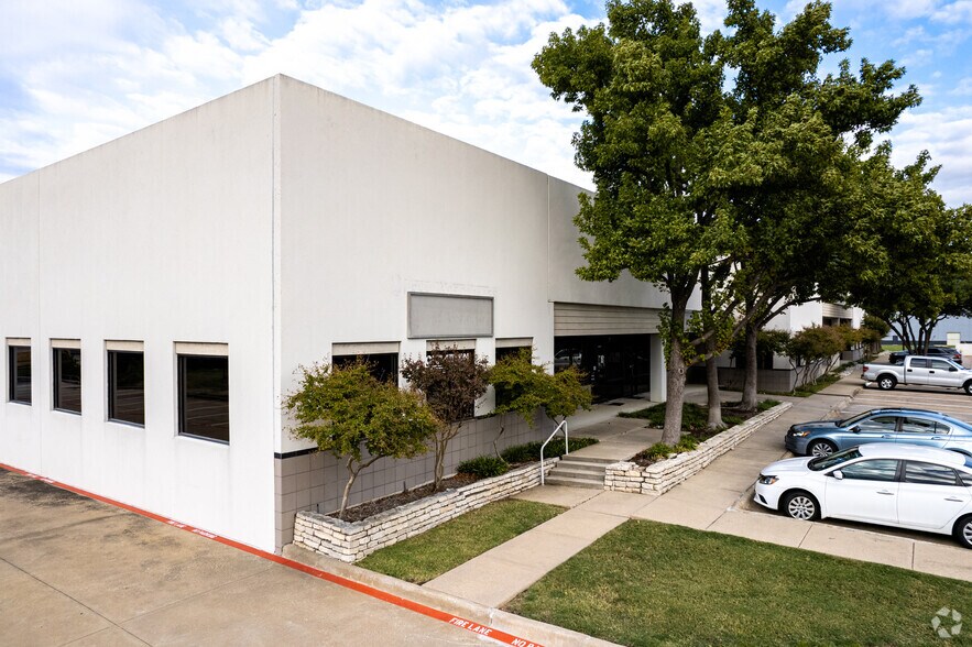 More Photos Of 1845 Summit Ave, Plano Showroom For Lease