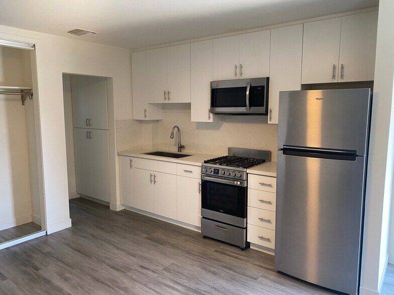 More Photos Of 405 W Broadway, Glendale Apartments For Sale