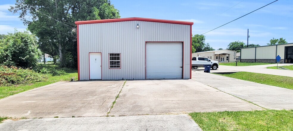 More Photos Of 340 Mechanic St, Tomball Light Distribution For Lease