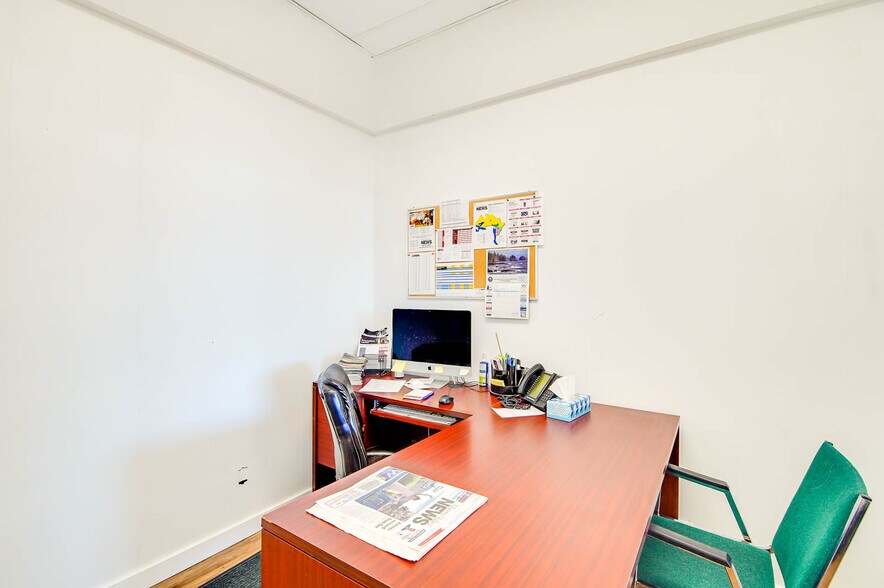 More Photos Of 4918 Napier St, Port Alberni Flex For Sale