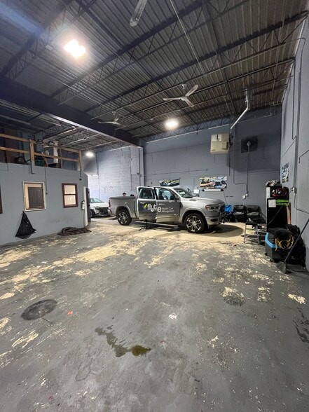 More Photos Of 1001 Cliff Rd E, Burnsville Warehouse For Lease