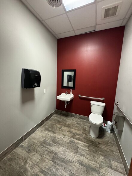 More Photos Of 12911 Us-71 Hwy, Grandview Freestanding For Lease