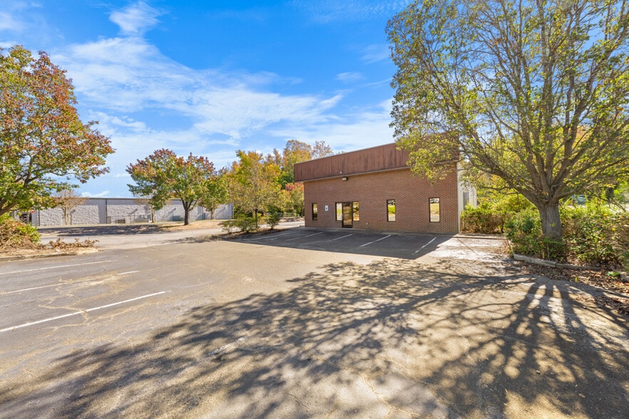 More Photos Of 4533 Hillsborough Rd, Durham Auto Repair For Lease