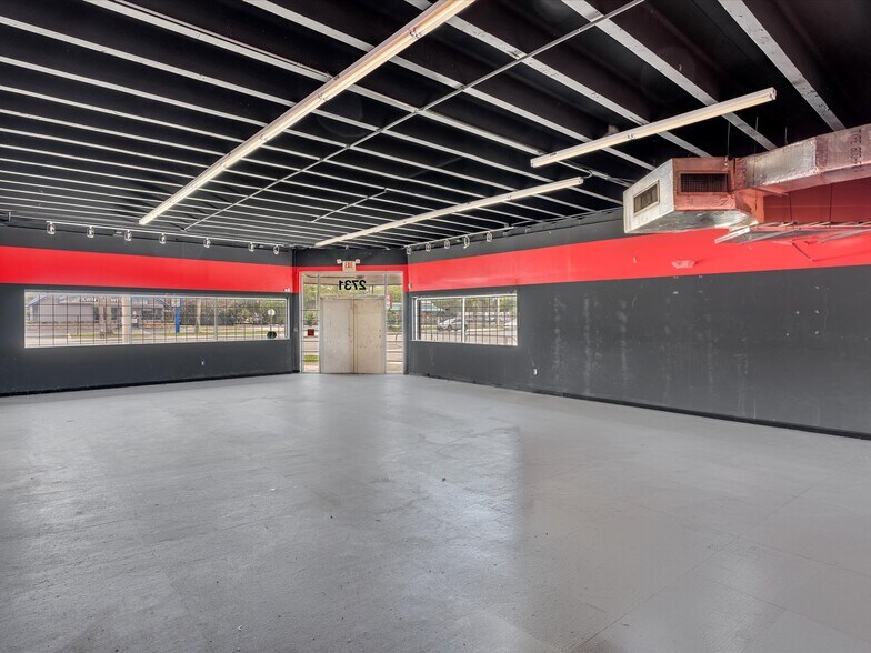 More Photos Of 2731 Broward Blvd, Fort Lauderdale Freestanding For Lease