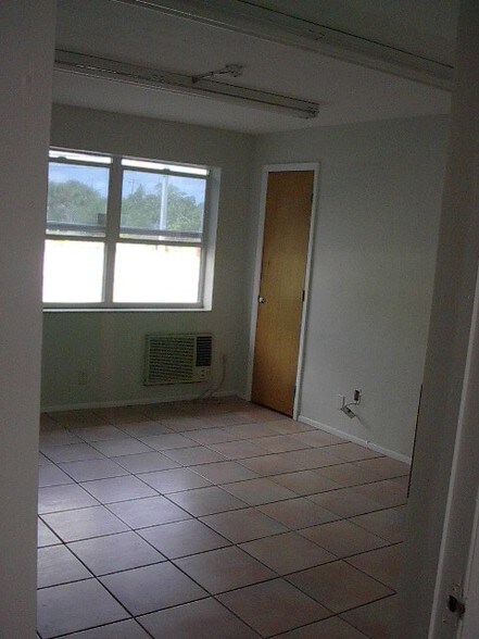 More Photos Of 1225 S Dixie Hwy, Pompano Beach Warehouse For Lease